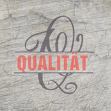 Monogramm 'Q' Plotterdatei von easy-sticks, künstlerisches Design mit dem Schriftzug 'QUALITÄT' auf einer rustikalen Holztextur.