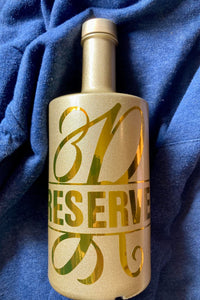 Elegante Flasche mit goldener Schrift 'Reserve' und Monogramm 'R' von B. Style, perfekt für besondere Anlässe.