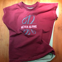 Stylisches T-Shirt mit dem Aufdruck 'Never Alone' und Monogramm 'R' von B. Style, ideal für individuelle Mode.
