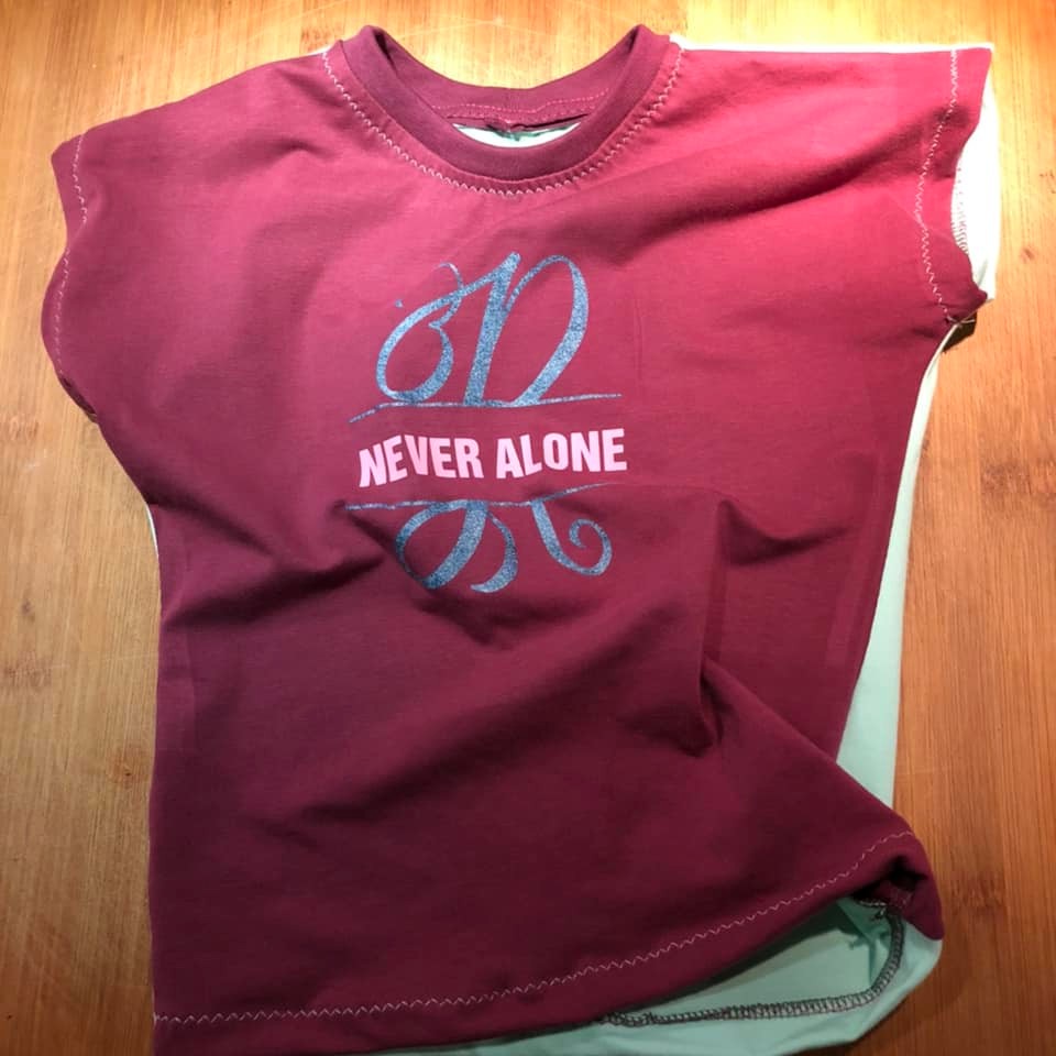 Stylisches T-Shirt mit dem Aufdruck 'Never Alone' und Monogramm 'R' von B. Style, ideal für individuelle Mode.