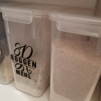 Transparente Aufbewahrungsbehälter mit Monogramm 'R' Design von B. Style, perfekt für eine stilvolle Küchenorganisation.