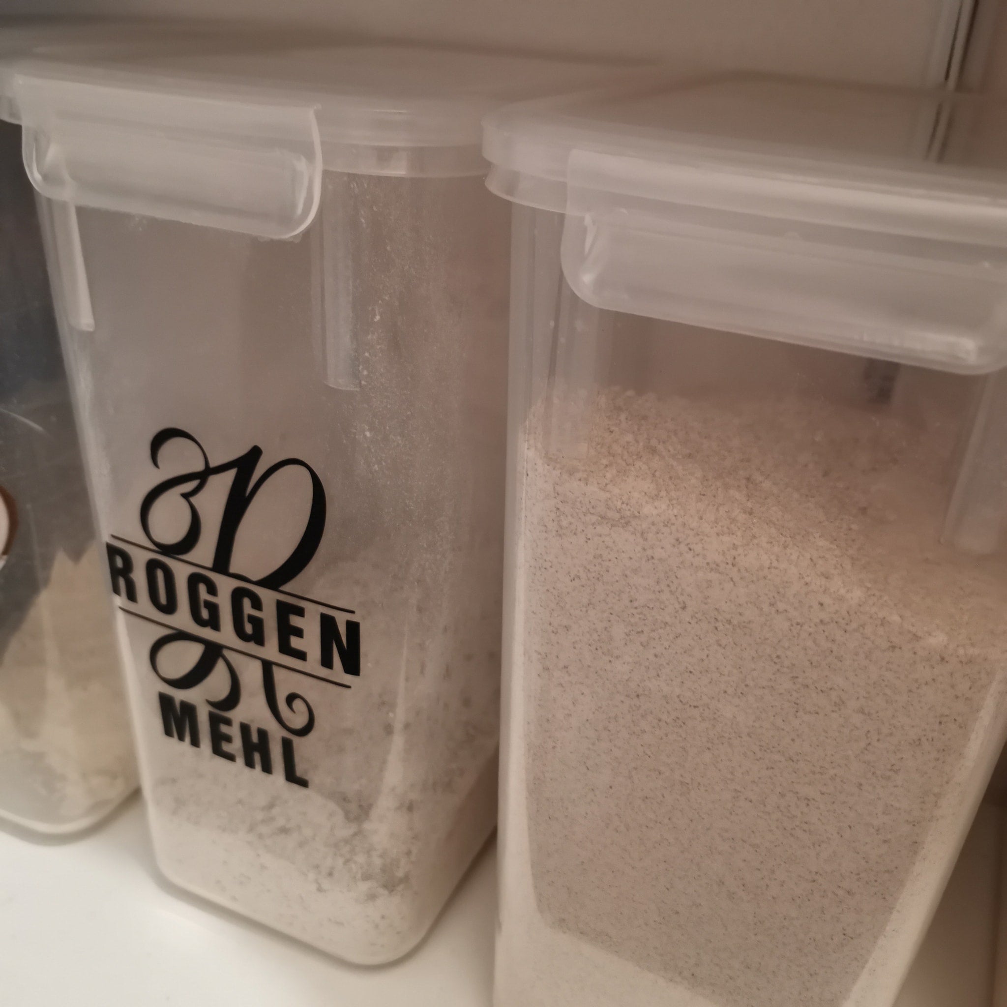Transparente Aufbewahrungsbehälter mit Monogramm 'R' Design von B. Style, perfekt für eine stilvolle Küchenorganisation.