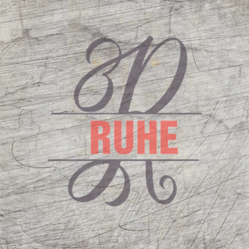Kreatives Design der Monogram "R" Plotterdatei von easy-sticks mit dem Wort 'RUHE' in 3D-Optik auf einem strukturierten Hintergrund.