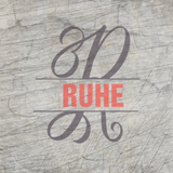 Kreatives Design der Monogram "R" Plotterdatei von easy-sticks mit dem Wort 'RUHE' in 3D-Optik auf einem strukturierten Hintergrund.