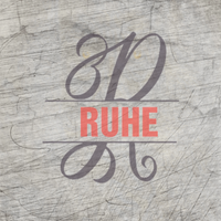 Kreatives Design der Monogram "R" Plotterdatei von easy-sticks mit dem Wort 'RUHE' in 3D-Optik auf einem strukturierten Hintergrund.