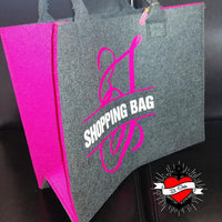 Grau-pinke Einkaufstasche mit der Aufschrift 'SHOPPING BAG', ein kreatives Designprojekt umgesetzt mit der Monogram 'S' Plotterdatei von easy-sticks.