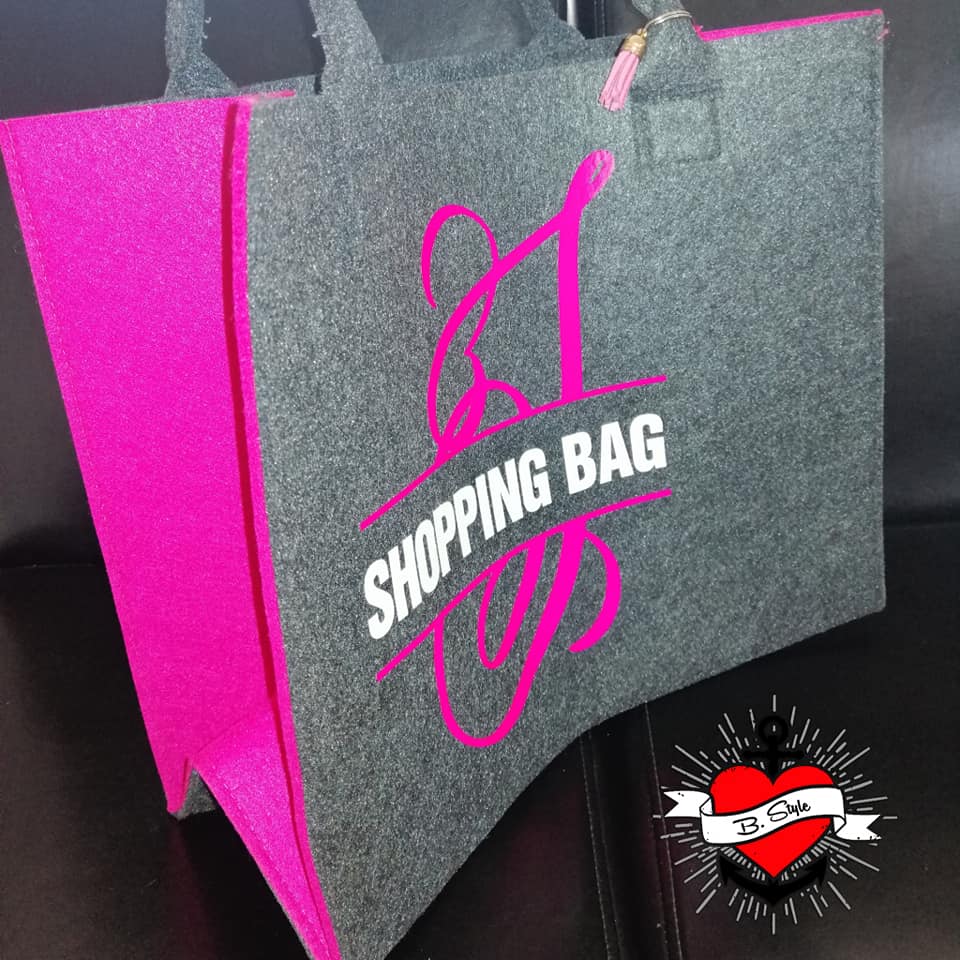 Grau-pinke Einkaufstasche mit der Aufschrift 'SHOPPING BAG', ein kreatives Designprojekt umgesetzt mit der Monogram 'S' Plotterdatei von easy-sticks.