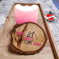 Holzscheibe mit der Aufschrift 'HOME SWEET HOME' und einer pinken Kerze, inspirierende Gestaltungsidee mit der Monogram 'S' Plotterdatei von easy-sticks.