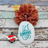 Schönes Design mit dem Monogramm 'S' von easy-sticks, präsentiert auf einer weißen Oberfläche mit einer Blume, ideal für DIY-Projekte.