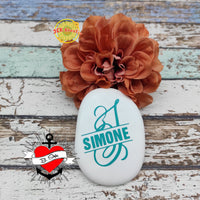 Schönes Design mit dem Monogramm 'S' von easy-sticks, präsentiert auf einer weißen Oberfläche mit einer Blume, ideal für DIY-Projekte.