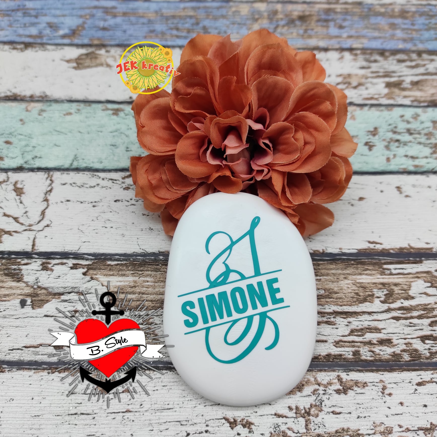 Schönes Design mit dem Monogramm 'S' von easy-sticks, präsentiert auf einer weißen Oberfläche mit einer Blume, ideal für DIY-Projekte.