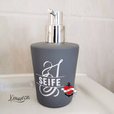 Pflegespender mit stilvollem Monogramm 'S' von easy-sticks, elegantes Badezimmer-Accessoire für kreativen Raum.
