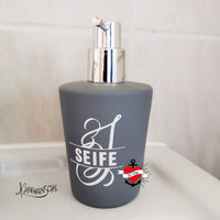 Pflegespender mit stilvollem Monogramm 'S' von easy-sticks, elegantes Badezimmer-Accessoire für kreativen Raum.