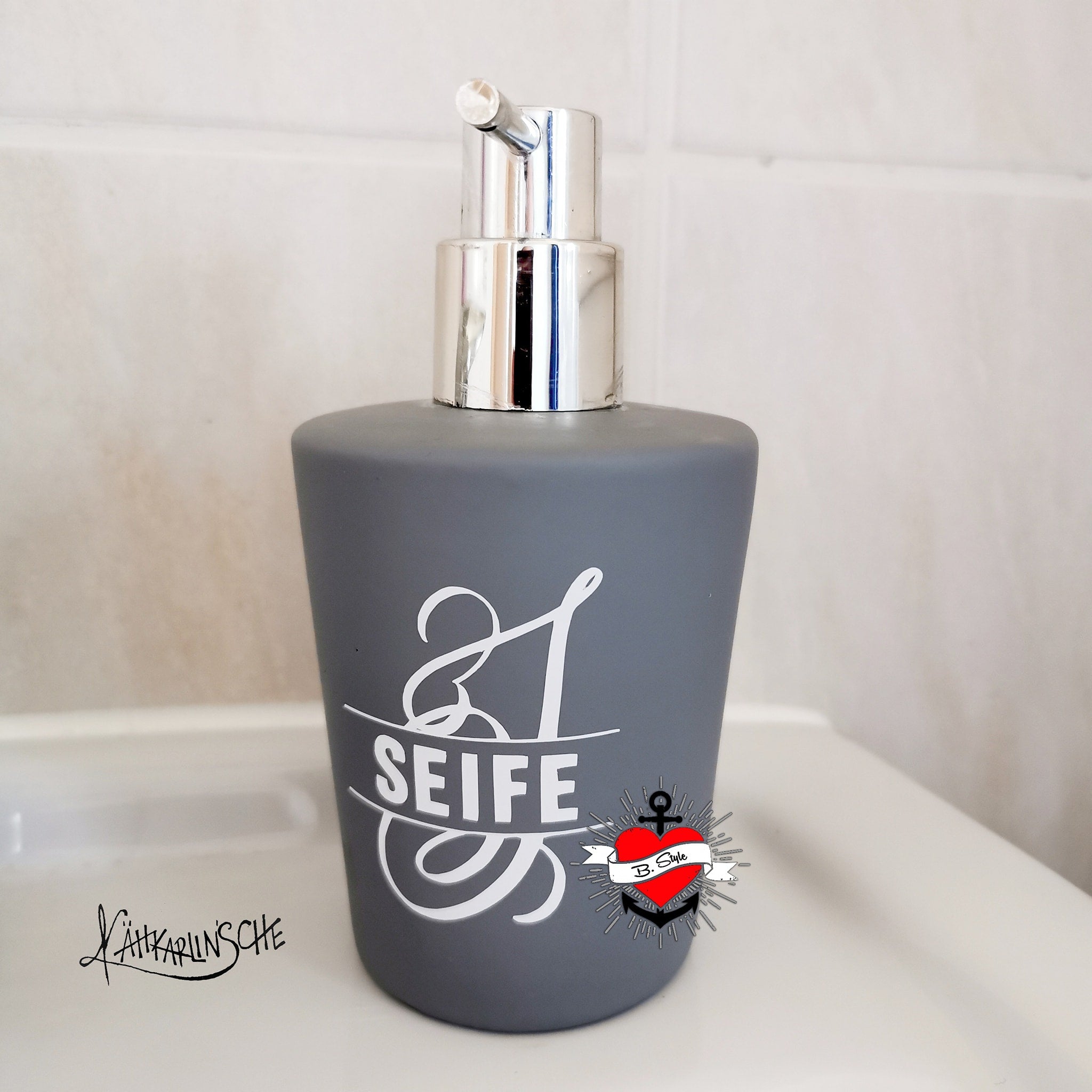 Pflegespender mit stilvollem Monogramm 'S' von easy-sticks, elegantes Badezimmer-Accessoire für kreativen Raum.