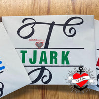 Kreative Produkte mit der Monogram "T" Plotterdatei von easy-sticks, präsentiert in bunten Farben auf Holzuntergrund.