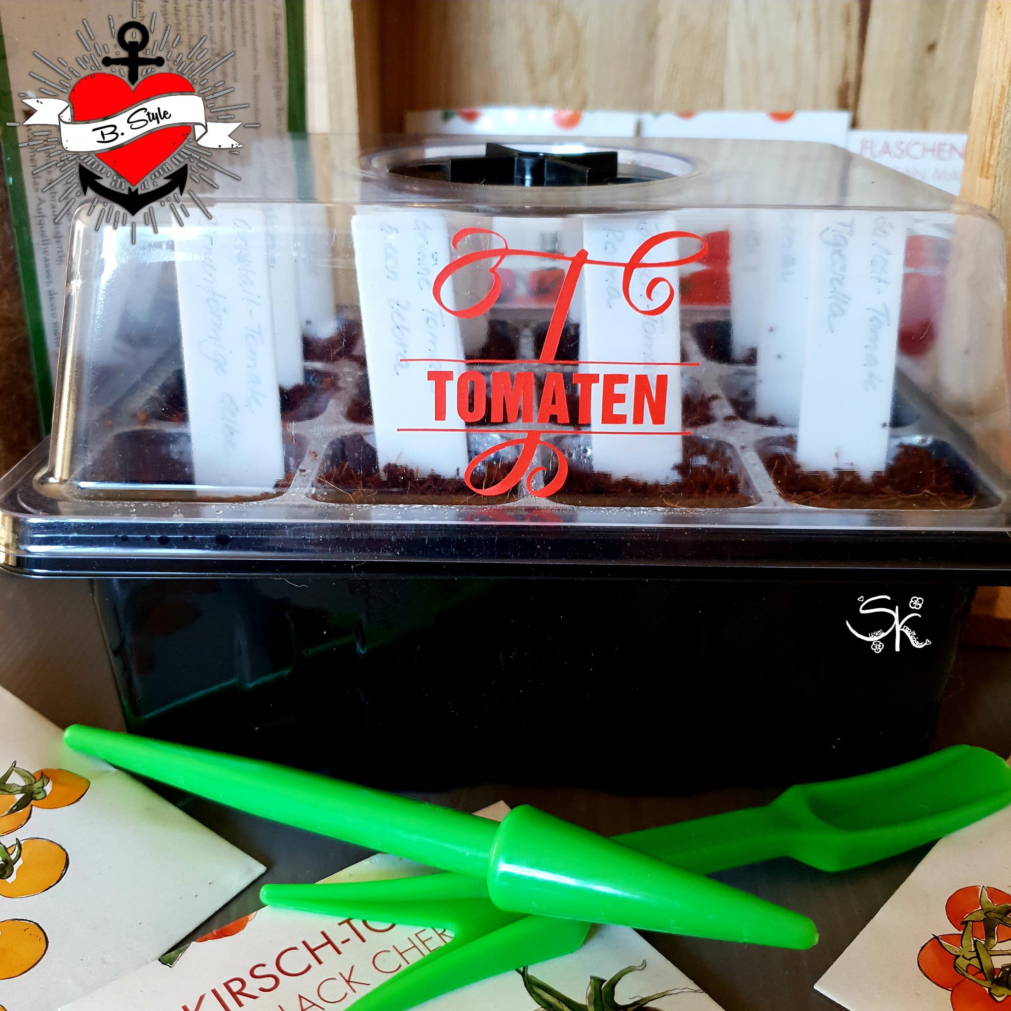 Pflanzcontainer mit dem Monogramm 'T' von B.Style, ideal für die Anzucht von Tomaten, perfekt für Gartenliebhaber und kreative Projekte.