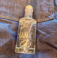 Elegante Glasflasche mit eingraviertem Monogramm 'T' und der Aufschrift 'THANK YOU', designt von B.Style für besondere Anlässe.