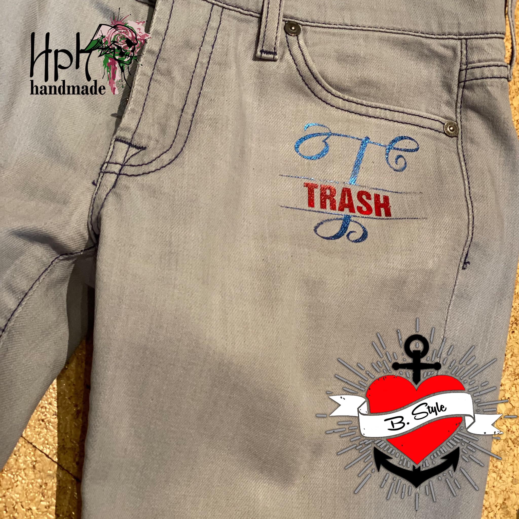 Stylische Jeans mit farbenfrohem Monogramm 'T' und dem Wort 'TRASH', kreiert von B.Style für kreative und persönliche Gestaltung.