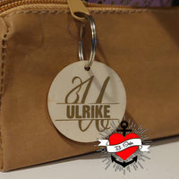 Holzanhänger mit dem Monogramm "U" von easy-sticks, dekoriert für eine Kosmetiktasche mit dem Namen 'ULRIKE'.