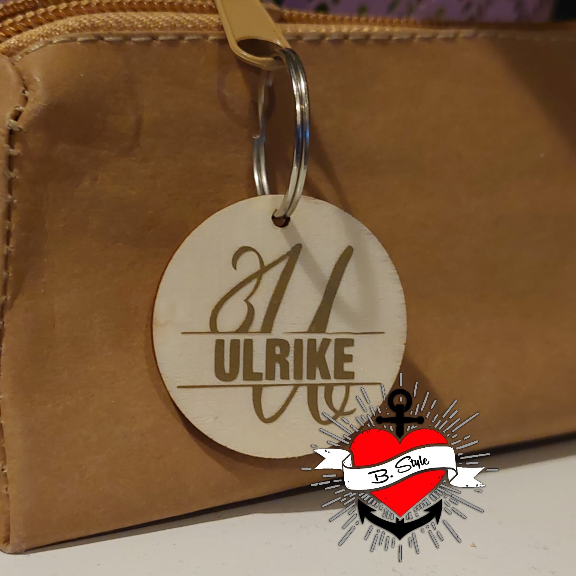Holzanhänger mit dem Monogramm "U" von easy-sticks, dekoriert für eine Kosmetiktasche mit dem Namen 'ULRIKE'.