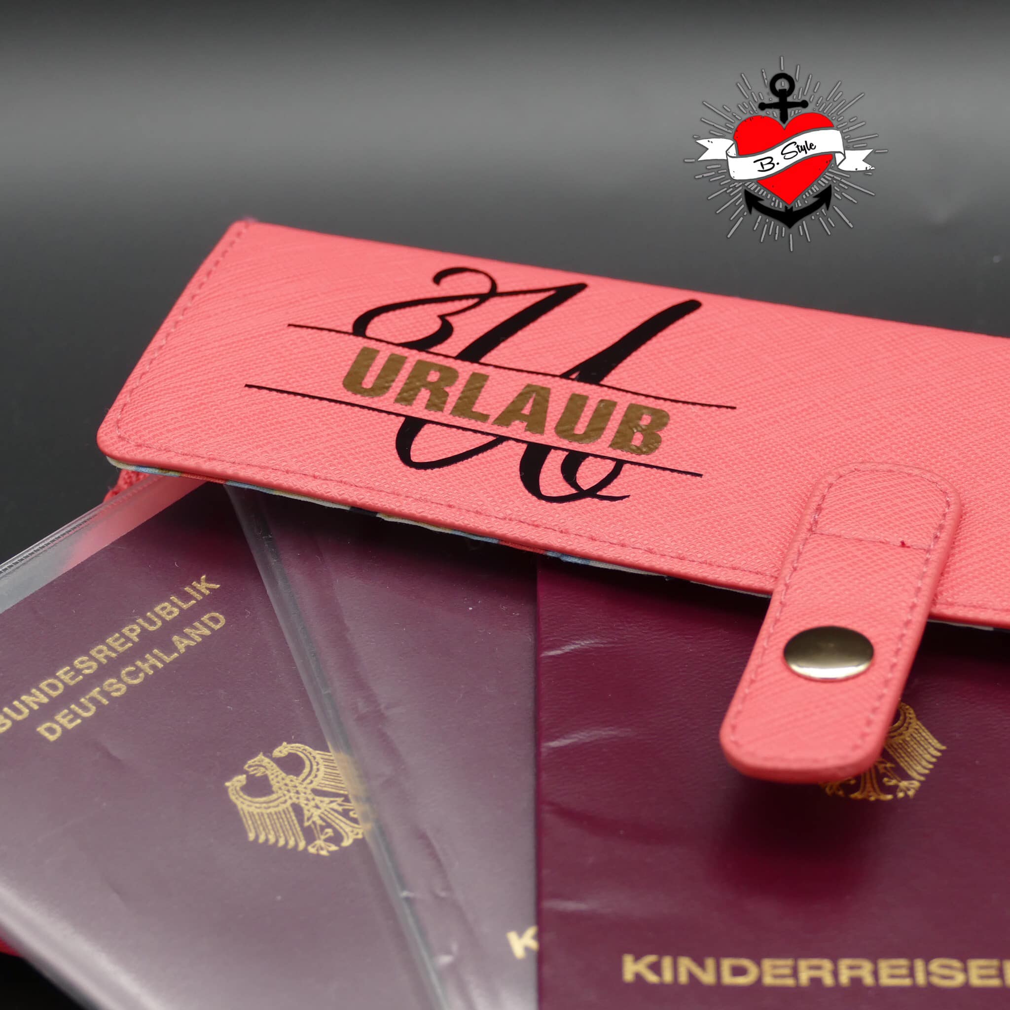 Monogramm "U" Plotterdatei von easy-sticks auf einer stylischen rosa Reisetasche mit dem Schriftzug 'URLAUB' und mehreren Reisepässen.