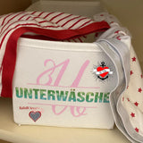 Organizer-Behälter mit dem Monogramm "U" von easy-sticks, beschriftet mit 'UNTERWÄSCHE' und einer Vielzahl von Textilien im Inneren.