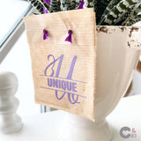 Ein stilvoller Anhänger mit dem Monogramm "U" von easy-sticks, auf einem Jute-Beutel mit der Aufschrift 'UNIQUE', ideal für kreative Projekte.