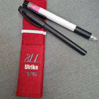 Buntes Stiftetui in Rot mit dem Monogramm "U" von easy-sticks, personalisiert mit dem Namen 'Ulrike' und verschiedenen Stiften.