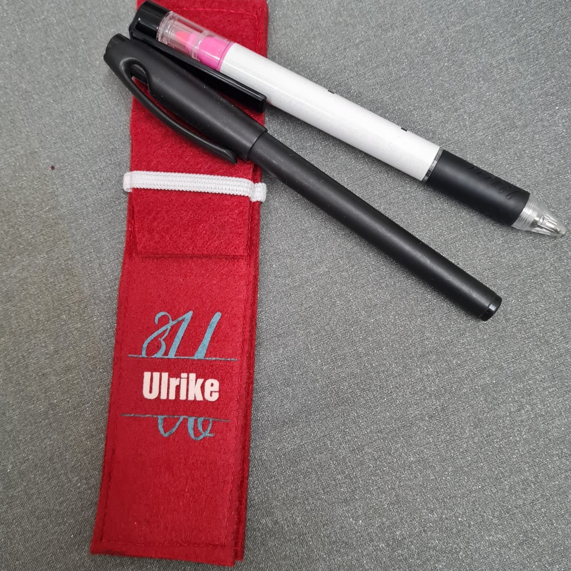 Buntes Stiftetui in Rot mit dem Monogramm "U" von easy-sticks, personalisiert mit dem Namen 'Ulrike' und verschiedenen Stiften.