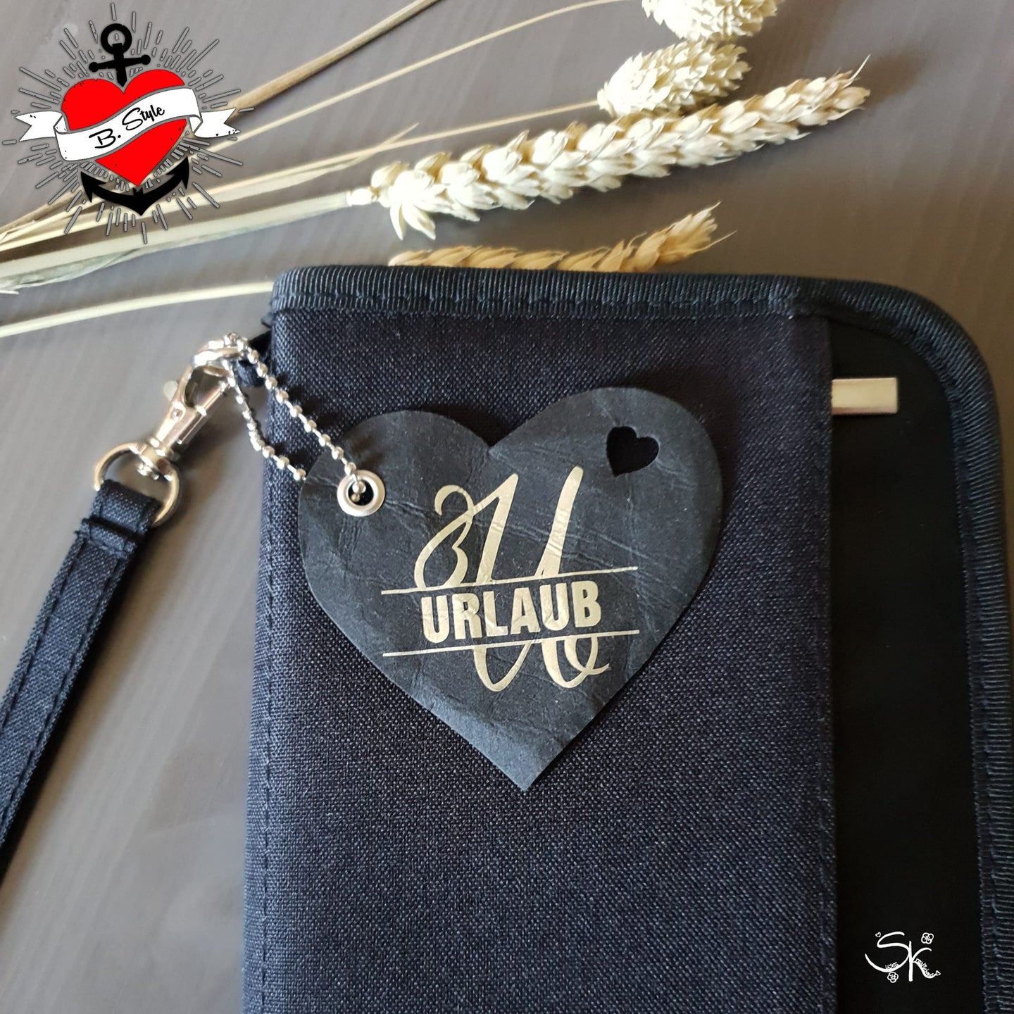 Schwarzer Herz-Anhänger mit Monogram 'U' und 'URLAUB' von easy-sticks, perfekt für kreative DIY-Projekte.