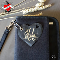 Schwarzer Herz-Anhänger mit Monogram 'U' und 'URLAUB' von easy-sticks, perfekt für kreative DIY-Projekte.