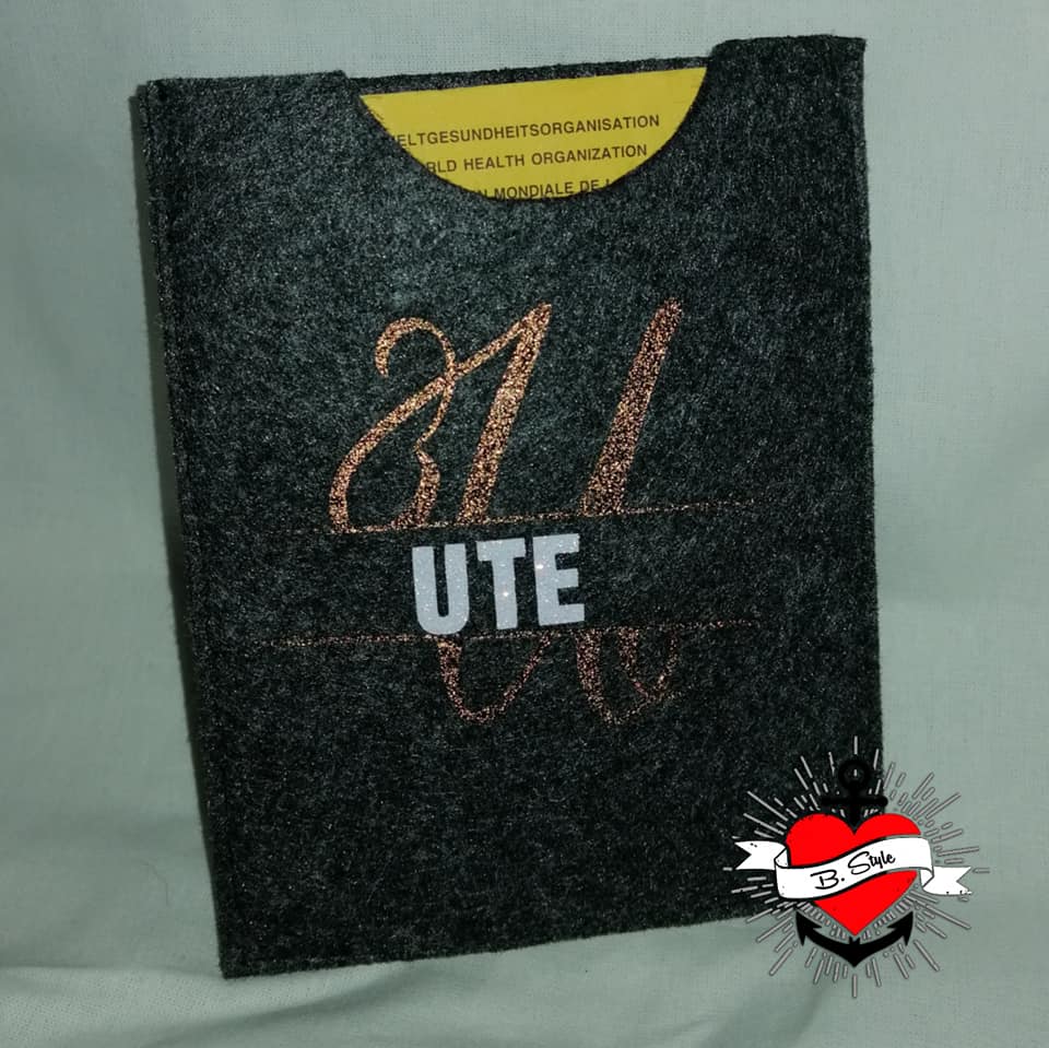 Wollfilz-Hülle mit glänzendem Monogram 'U' und 'UTE' von easy-sticks, ideal für persönliche Aufbewahrungslösungen.