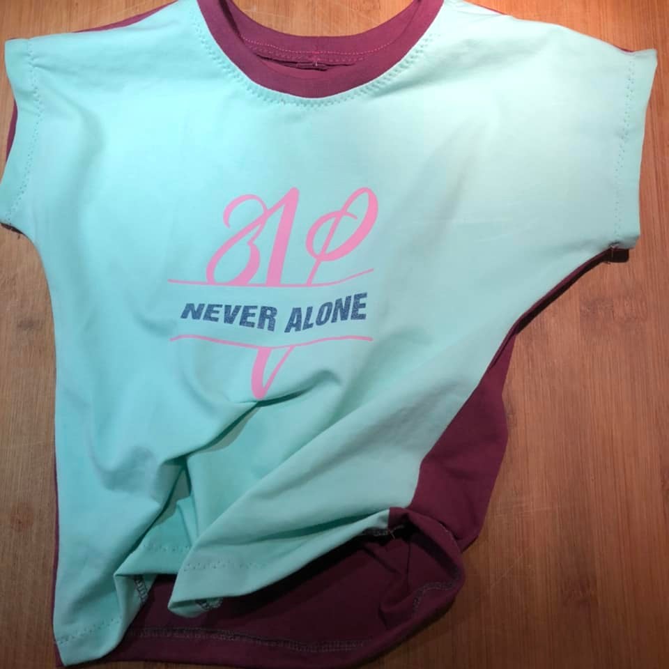 Monogramm 'V' Plotterdatei von easy-sticks, abgebildet auf einem mintgrünen T-Shirt mit dem Text 'NEVER ALONE', ideal für individuelle Bekleidungsdesigns.
