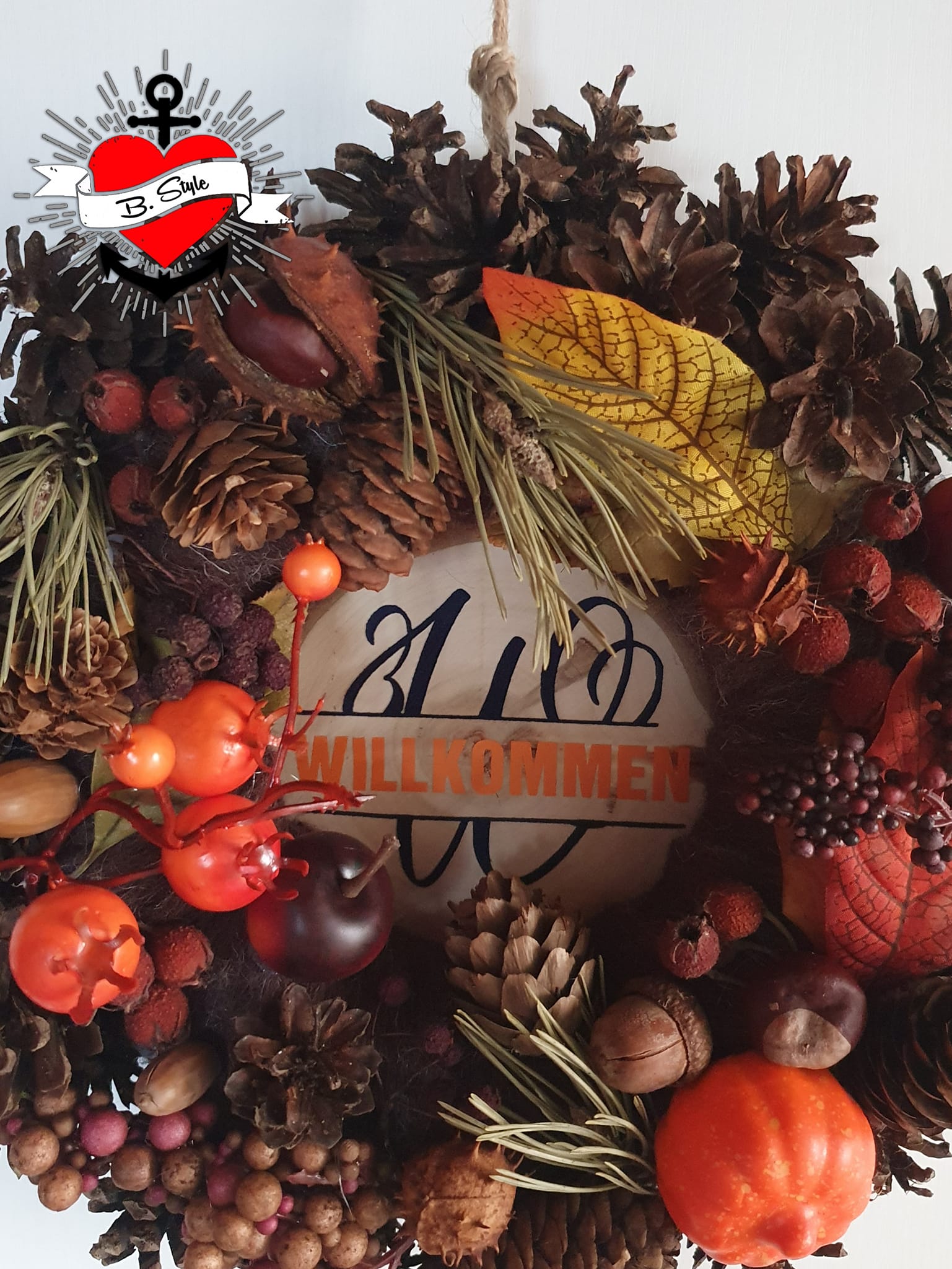 Herbstlicher Türkranz mit dem Monogramm 'W' und dem Schriftzug 'WILLKOMMEN' aus der Monogram 'W' Plotterdatei von easy-sticks, ideal für die Gestaltung von Eingängen.