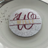 Elegante Filzuntersetzer mit dem Monogramm 'W' und dem Namen 'WILLI' aus der Monogram 'W' Plotterdatei von easy-sticks, ideal für jeden Tisch.