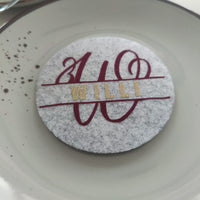 Elegante Filzuntersetzer mit dem Monogramm 'W' und dem Namen 'WILLI' aus der Monogram 'W' Plotterdatei von easy-sticks, ideal für jeden Tisch.