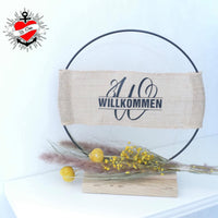 Schönes Willkommensschild mit Monogramm 'W' aus der Monogram 'W' Plotterdatei von easy-sticks, dekoriert mit Trockenblumen und Holzständer.