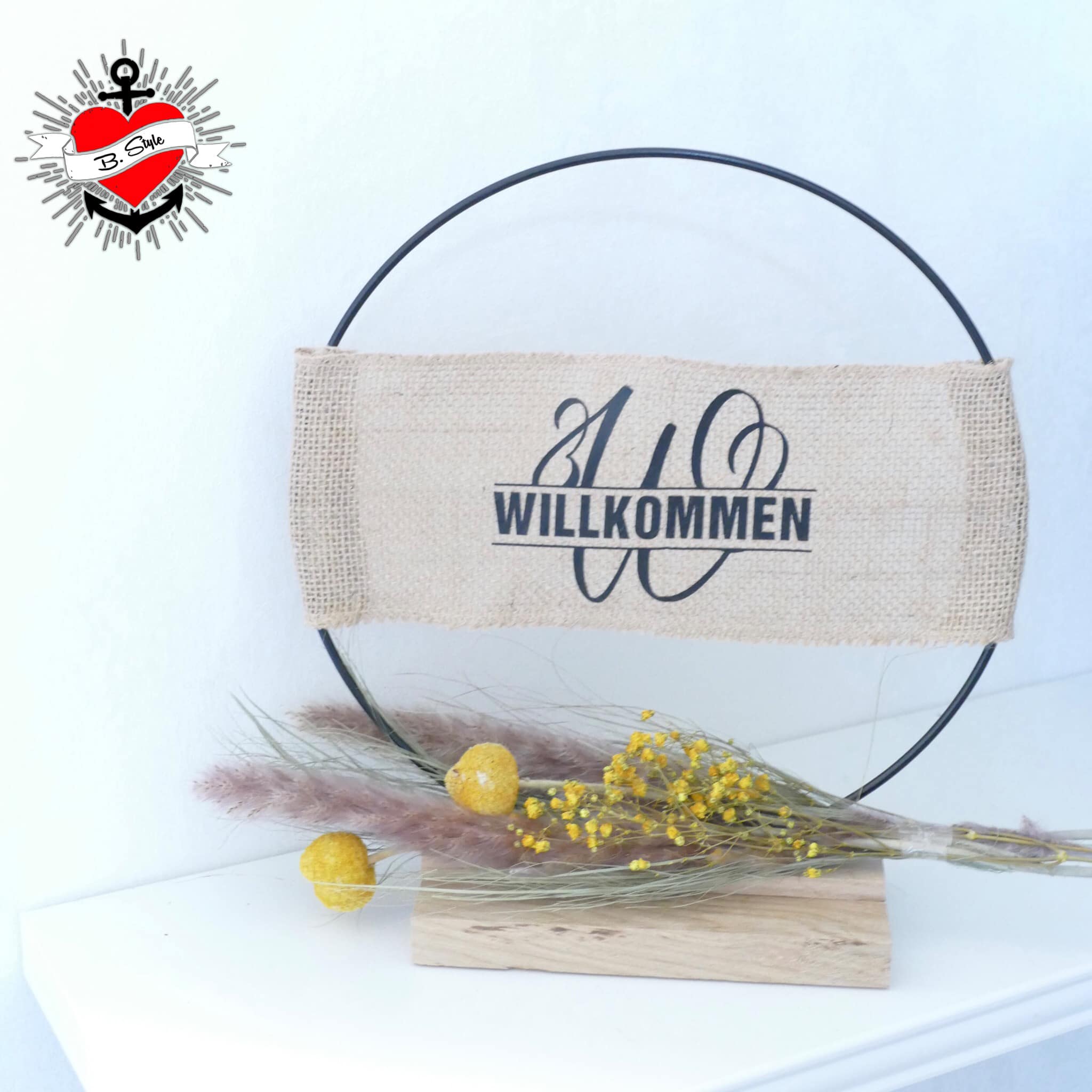 Schönes Willkommensschild mit Monogramm 'W' aus der Monogram 'W' Plotterdatei von easy-sticks, dekoriert mit Trockenblumen und Holzständer.