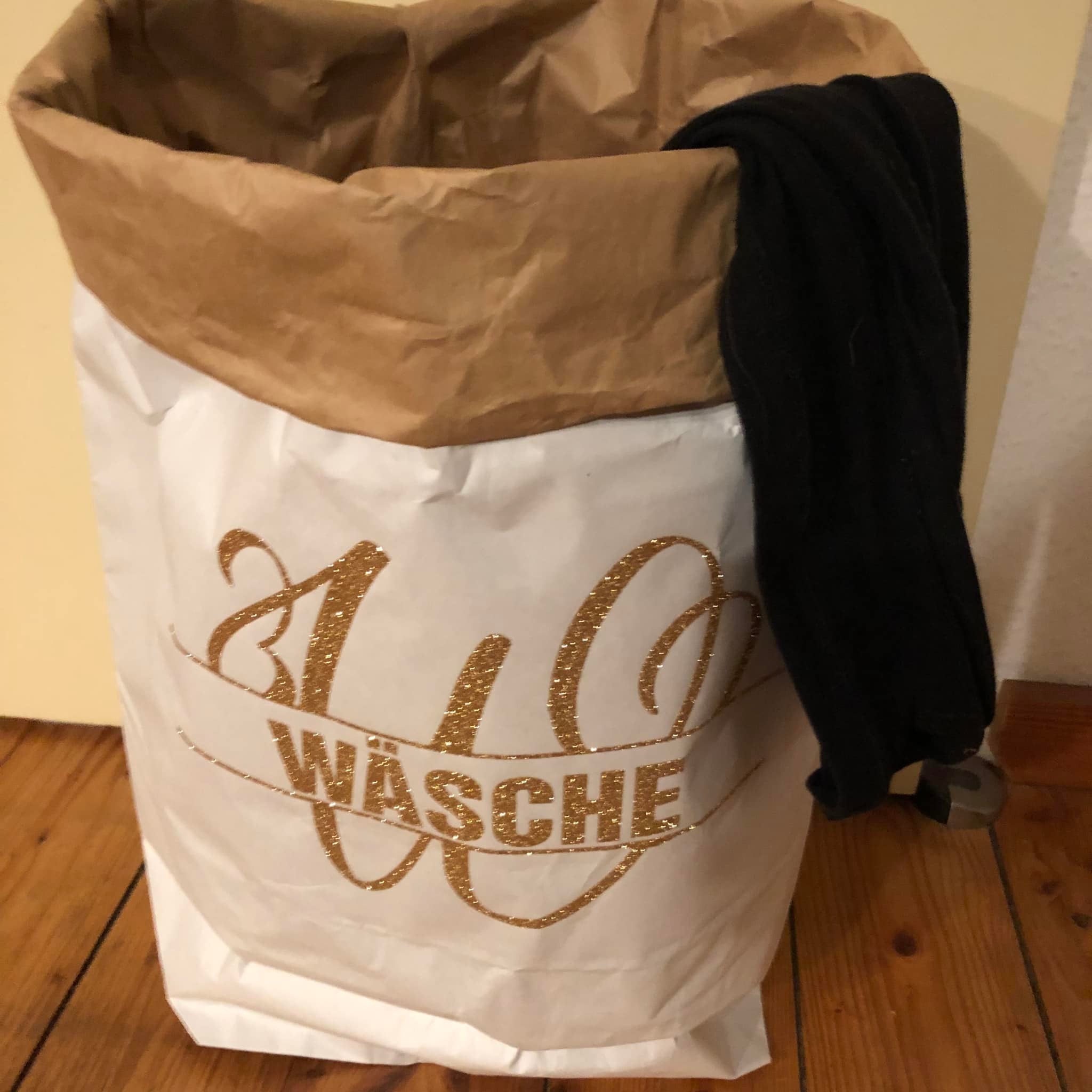 Wäschekorb verziert mit der Monogramm "W" Plotterdatei von easy-sticks, stilvoll und praktisch für den Alltag.