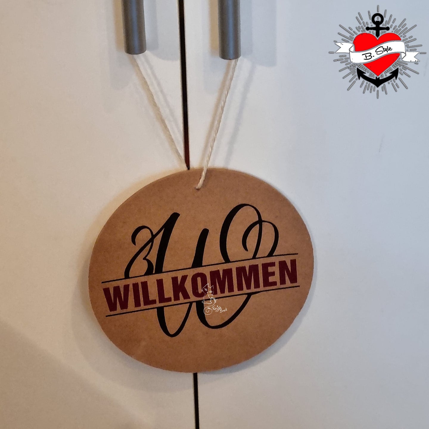 Kreatives Schild mit der Monogramm "W" Plotterdatei von easy-sticks, hervorragend als Willkommensschild für die Tür.