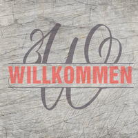 Monogramm "W" Plotterdatei von easy-sticks, kreative Willkommensschrift auf einem rustikalen Hintergrund, ideal für DIY-Projekte.