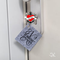 Stilvoller Schlüsselanhänger mit dem Monogramm 'X' und 'XY UNGELOST' aus grauem Filz, entworfen von easy-sticks für kreative Anwendungen.