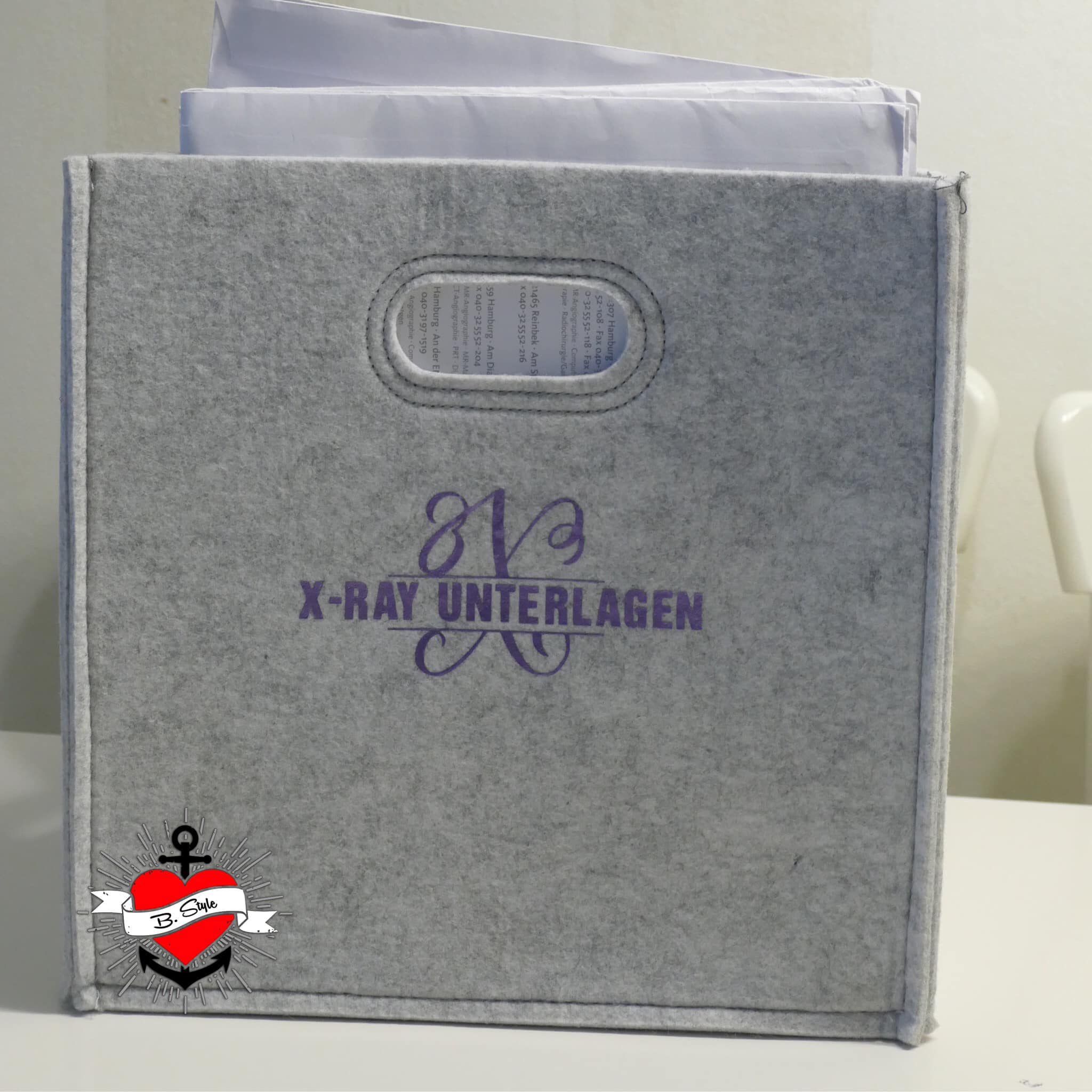 Schicke Aufbewahrungslösung mit personalisiertem Monogramm 'X' im grauen Filzdesign. Perfekt für kreative Projekte von easy-sticks.