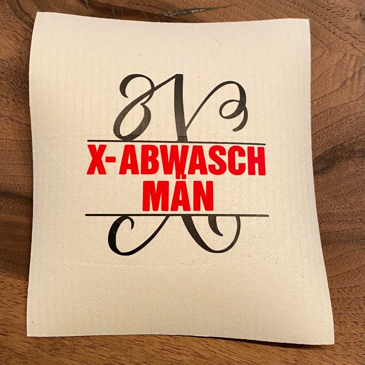 Monogramm "X" Plotterdatei von easy-sticks, präsentiert auf einem DIY-Element mit dem textuellen Hinweis "X-ABWASCHMÄN" in kräftigen roten Buchstaben, perfektes Beispiel für kreative Anwendung.