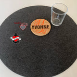 Ein runder Filzuntersetzer mit einem gravierten Holzstück, personalisiert mit dem Monogram 'Y', ideal für kreative Bastelprojekte von easy-sticks.