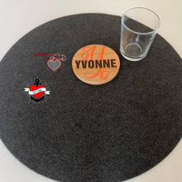 Ein runder Filzuntersetzer mit einem gravierten Holzstück, personalisiert mit dem Monogram 'Y', ideal für kreative Bastelprojekte von easy-sticks.