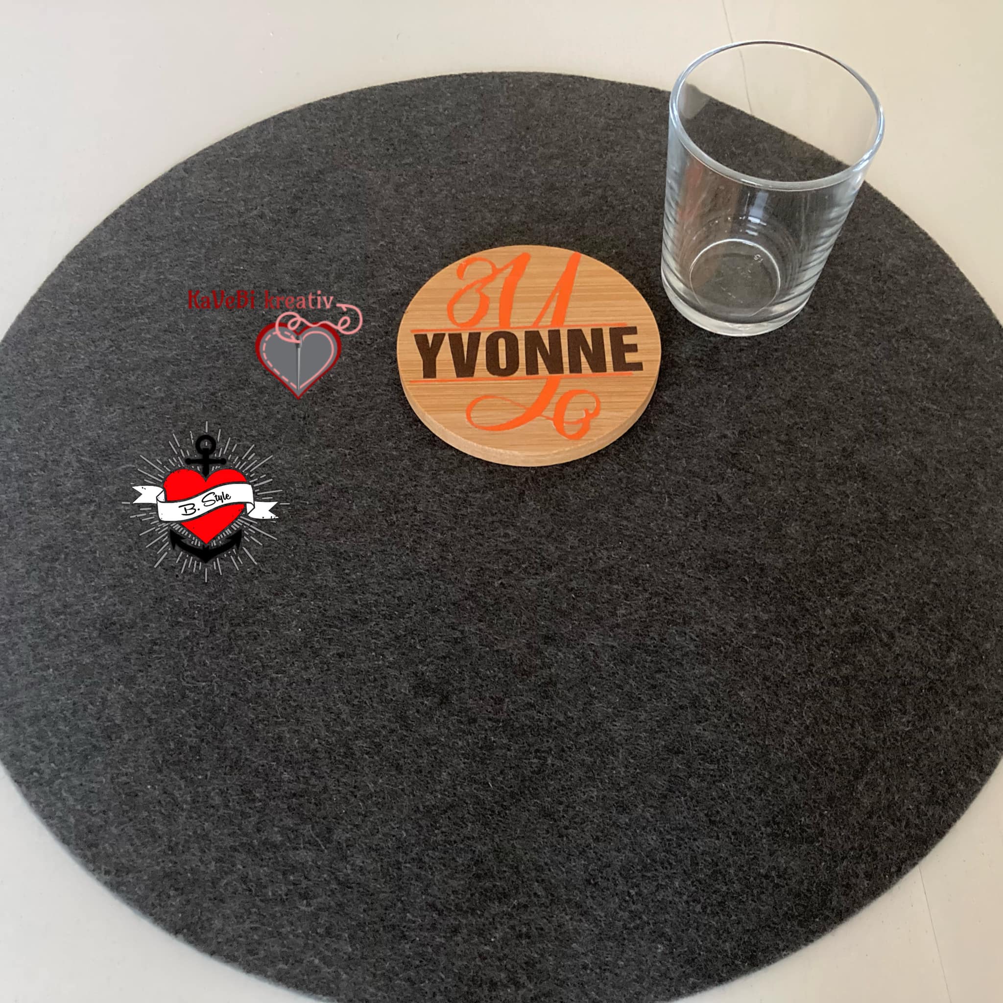 Ein runder Filzuntersetzer mit einem gravierten Holzstück, personalisiert mit dem Monogram 'Y', ideal für kreative Bastelprojekte von easy-sticks.