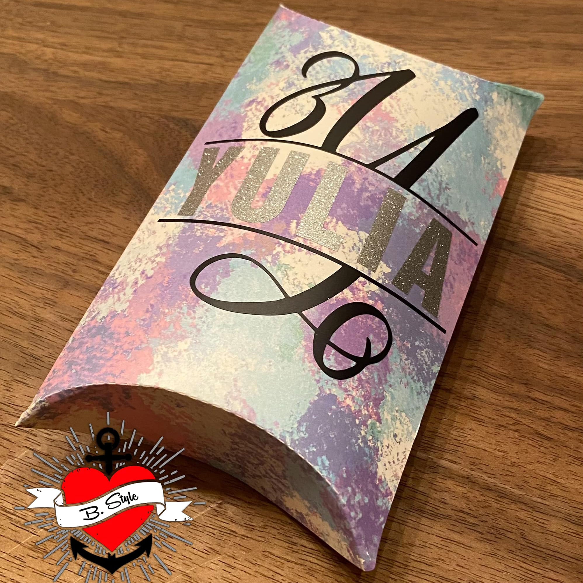 Eine dekorative Verpackung in regenbogenfarben, perfekt für personalisierte Geschenke, basierend auf der Monogram 'Y' Plotterdatei von easy-sticks.