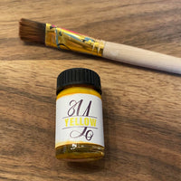 Eine Dose mit gelber Farbe und Pinsel, ideal für kreative Projekte mit der Monogram 'Y' Plotterdatei von easy-sticks.