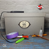 Monogram 'Z' Plotterdatei von easy-sticks: Aufbewahrungsbox mit dem Text 'Zeugs', umgeben von Bastelmaterialien, ideal für persönliche Ordnungslösungen.